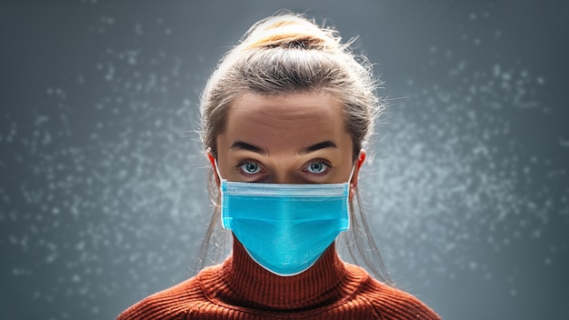 Vrouw in medisch beschermend masker ter bescherming en preventie van uitbraak van griepvirus