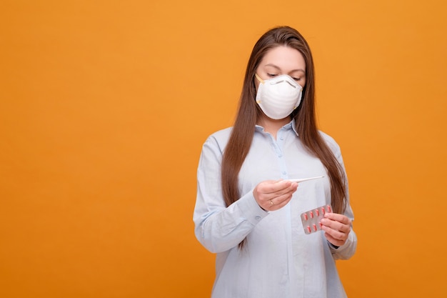 Vrouw in medisch masker