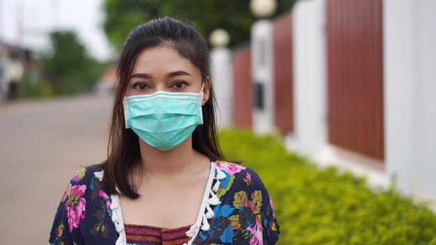 Vrouw in medische masker buitenshuis