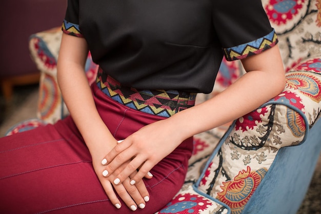 Vrouw in mooie klassieke stijlvolle kleding in het interieur