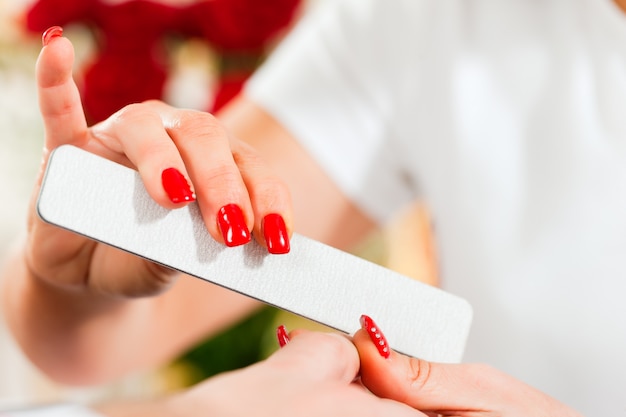 Vrouw in nagel salon manicure ontvangen