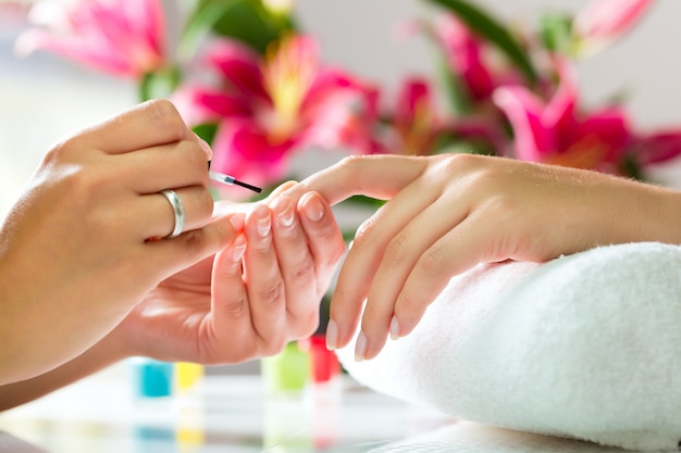 Vrouw in nagel salon manicure ontvangen