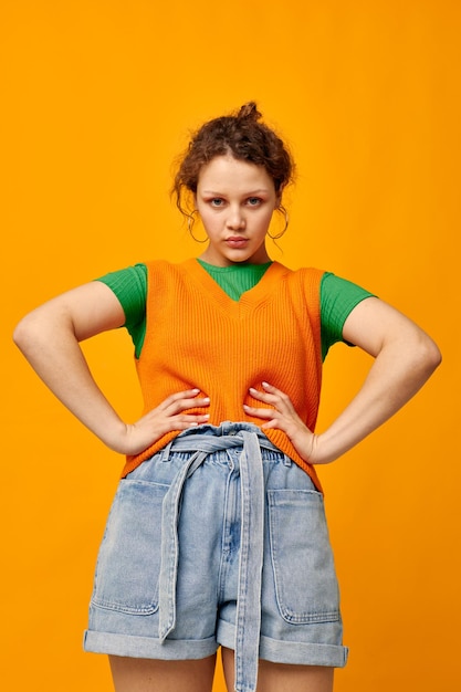 Vrouw in oranje trui mode jeugd stijl studio