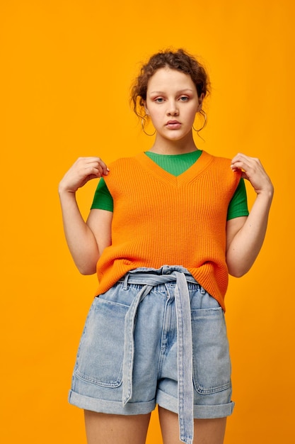 Vrouw in oranje trui mode jeugd stijl studio