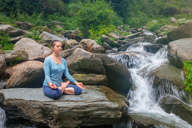 Vrouw in Padmasana buitenshuis