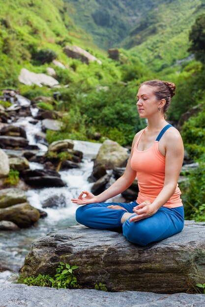 Vrouw in Padmasana buitenshuis