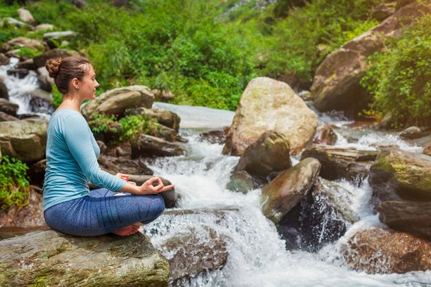 Vrouw in Padmasana buitenshuis