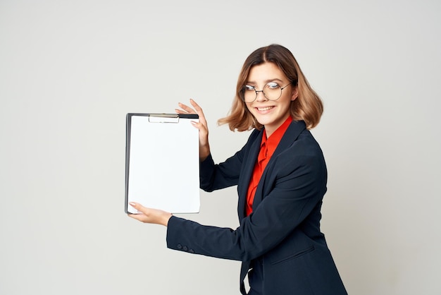 Vrouw in pak, documenten, kantoorwerk, foto van hoge kwaliteit.