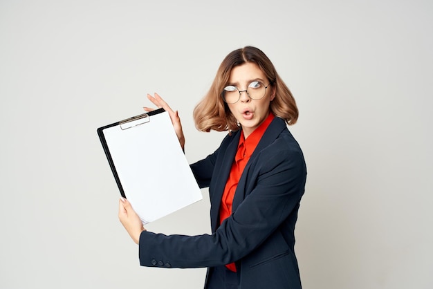 Vrouw in pak, documenten, werk, manager op kantoor, foto van hoge kwaliteit.