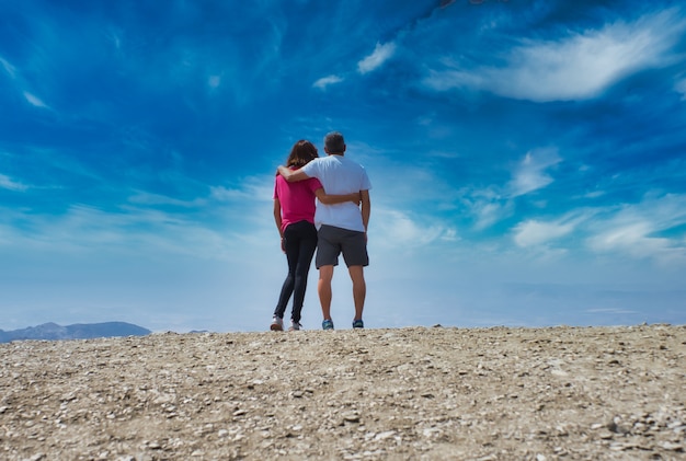 Vrouw in prachtig berglandschap.