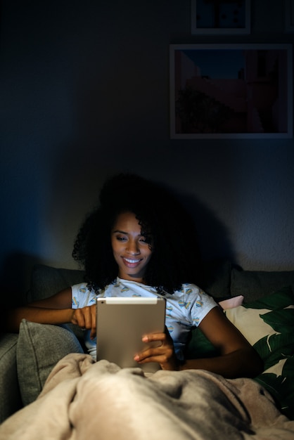 Vrouw in pyjama met een tablet