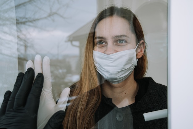 Vrouw in quarantaine met gezichtsmasker