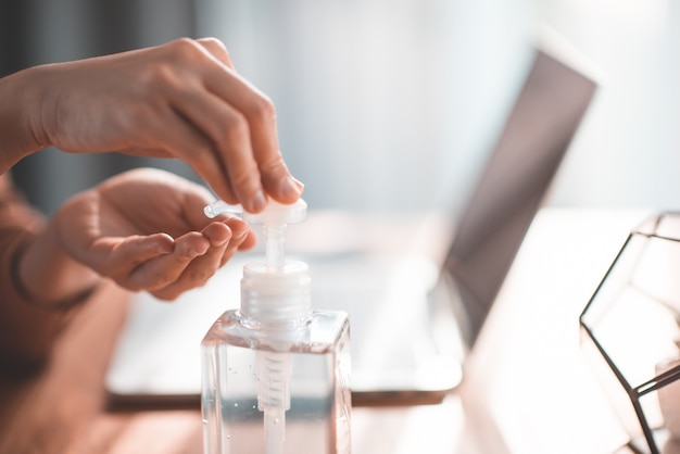 Vrouw in quarantaine voor coronavirus met beschermend masker.