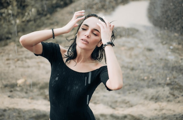 Vrouw in regen foto emotie vrouw stemming met meisjes strand droevige vrouwelijke stemming vrouw emoties