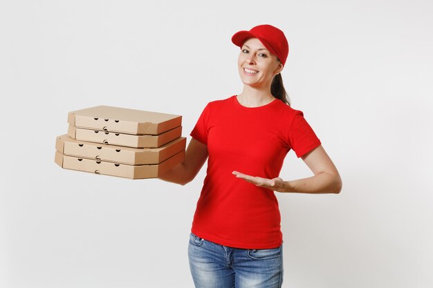 Vrouw in rode dop, t-shirt geven eten bestellen pizzadozen geïsoleerd op een witte achtergrond. vrouwelijke pizzaman werkt als koerier of dealer met italiaanse pizza in kartonnen flatbox. levering dienstverleningsconcept.