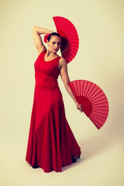 Vrouw in rode jurk en fan flamenco dansen