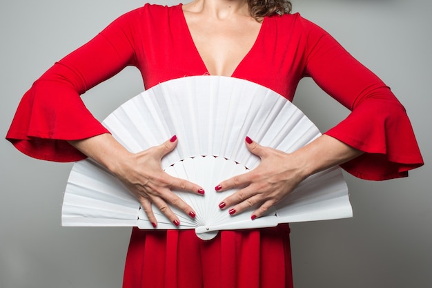 Vrouw in rode jurk met flamencodocument ventilator