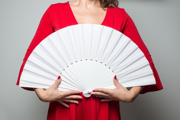 Vrouw in rode jurk met flamencodocument ventilator