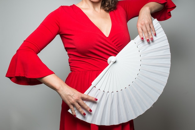 Vrouw in rode jurk met flamencodocument ventilator