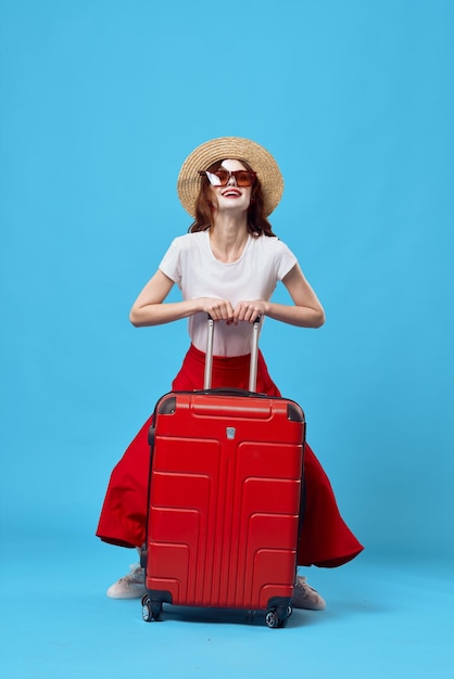 Vrouw in rode rok bagage vakantie reizen vluchtbestemming