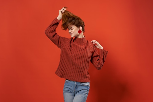 Vrouw in rode trui decoratie studio rode achtergrond