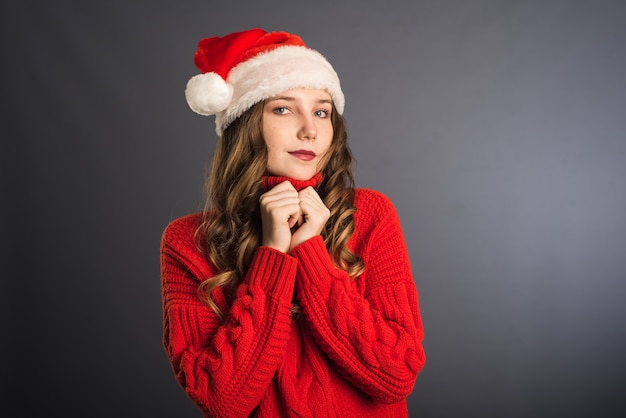 Vrouw in rode trui en kerstmuts