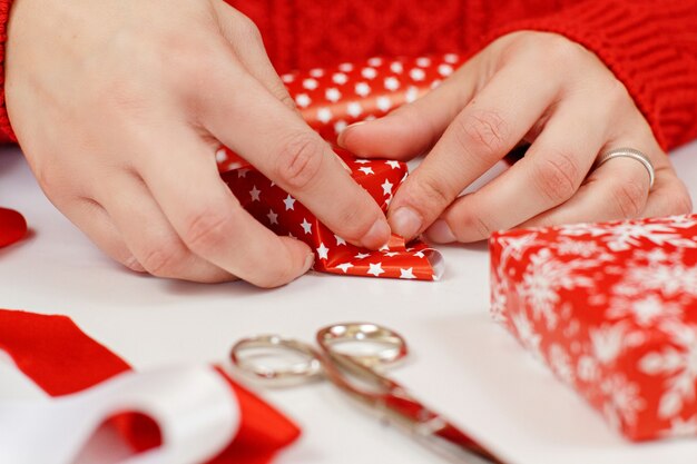 Vrouw in rode trui inwikkeling aanwezig in een rood papier