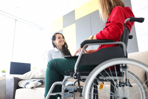 Vrouw in rolstoel communiceert met vriend thuis close-up