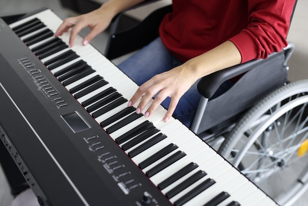 Vrouw in rolstoel piano spelen