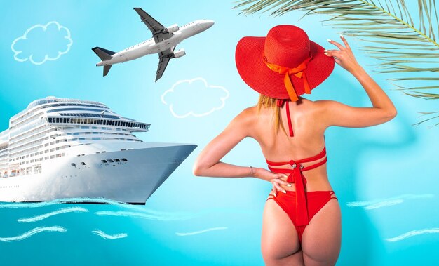 Vrouw in rood badpak klaar voor de zomer