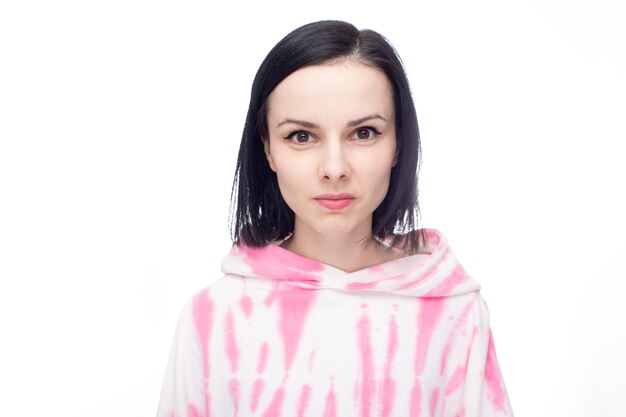 vrouw in roze hoodie op witte achtergrond