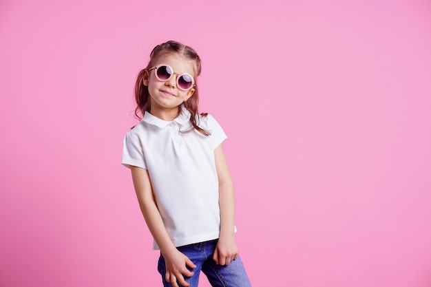 vrouw in roze ronde zonnebril geïsoleerd op roze