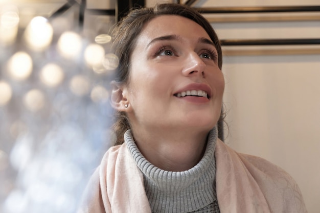 Vrouw in roze sjaal bij een restaurant bij lunch