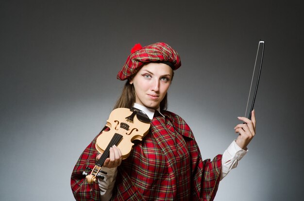 Vrouw in Schotse kleding in musical