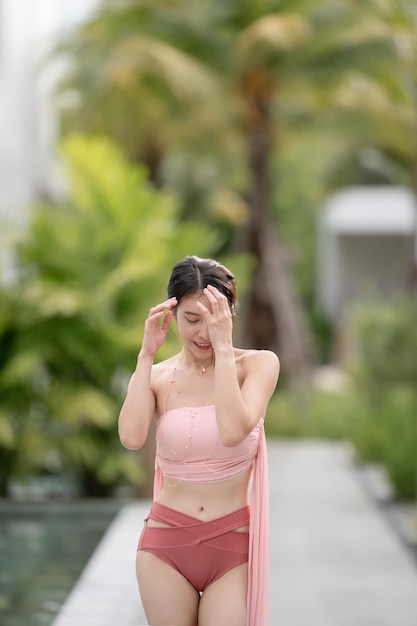 Vrouw in sexy bikini bij het zwembad buiten