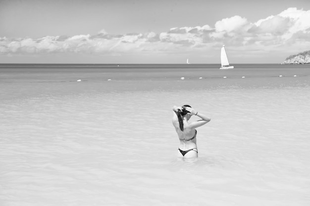 Vrouw in sexy bikini op zee strand in antigua