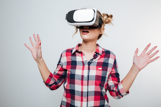 Vrouw in shirt met behulp van virtual reality-apparaat