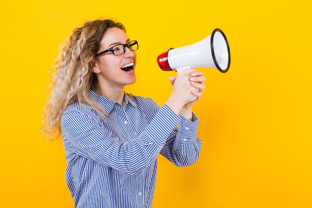 Vrouw in shirt met luidspreker