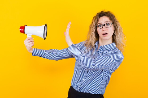 Vrouw in shirt met luidspreker