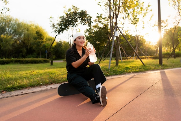 Foto vrouw in skatepark aan het trainen