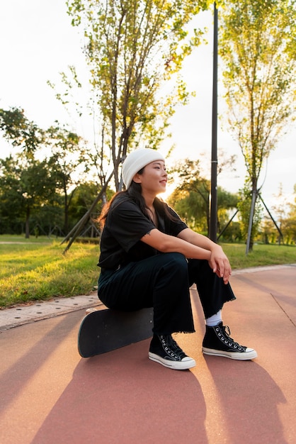 Foto vrouw in skatepark aan het trainen