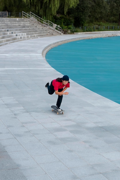 Vrouw in skatepark aan het trainen