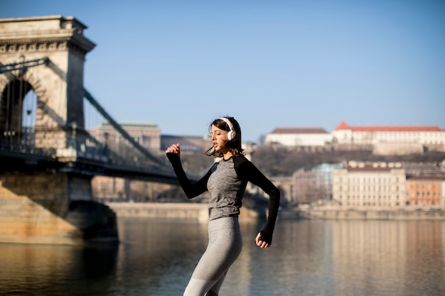 Vrouw in sportkleding die op de rivierpromenade van Donau in Boedapest lopen