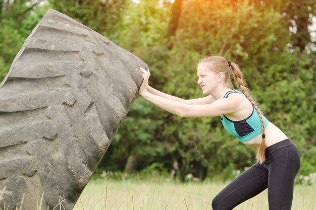 Vrouw in sportkleding verhoogt band