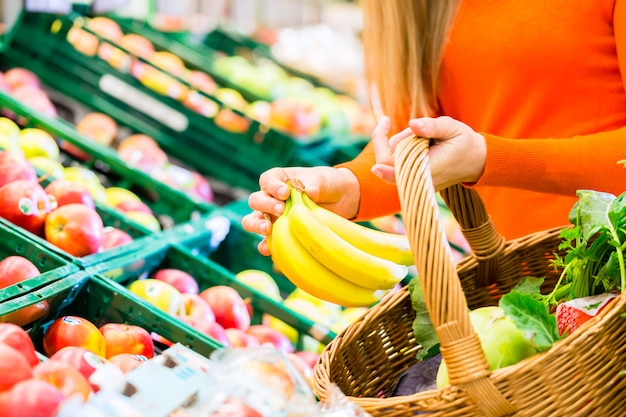 Vrouw in supermarkt winkelen boodschappen