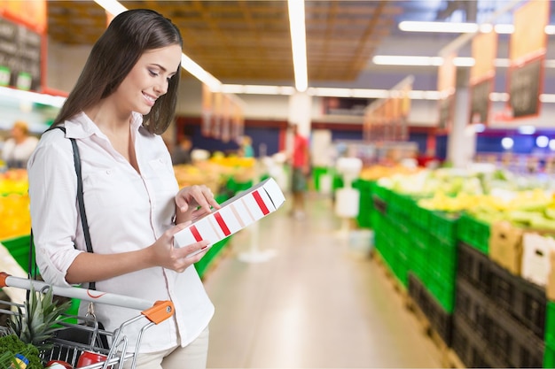 Vrouw in supermarkt