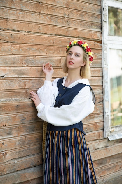 Vrouw in traditionele kleding die zich voordeed op de natuur in het dorp