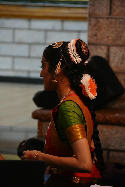 Foto vrouw in traditionele kleding tegen de muur.