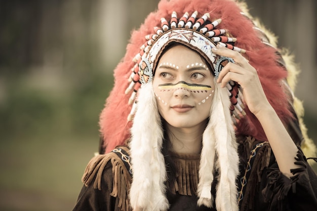 Foto vrouw in traditionele kleding