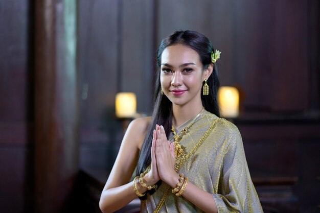 Foto vrouw in traditionele thaise kleding